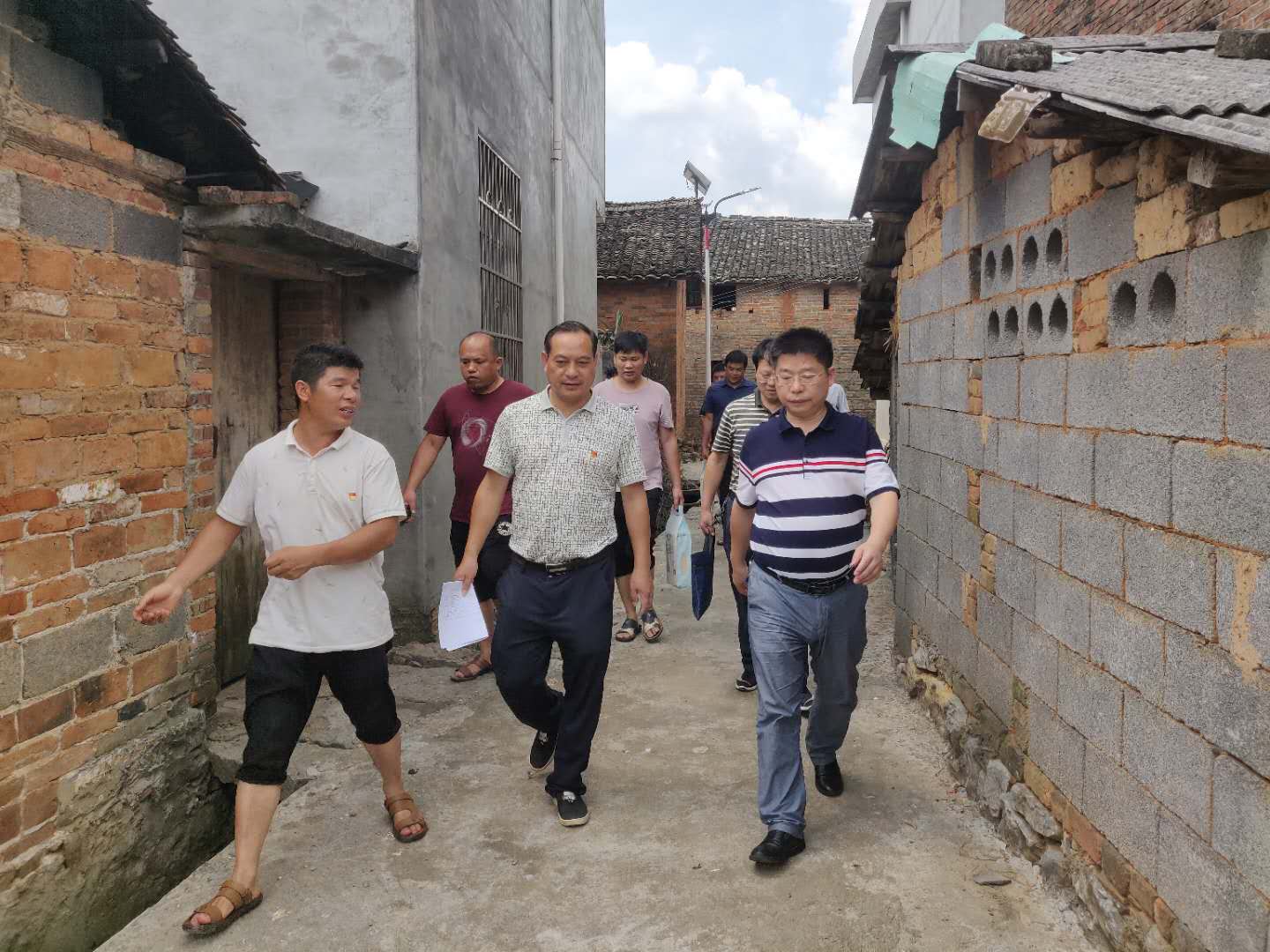 唐德荣深入松柏瑶族乡走访慰问特困党员