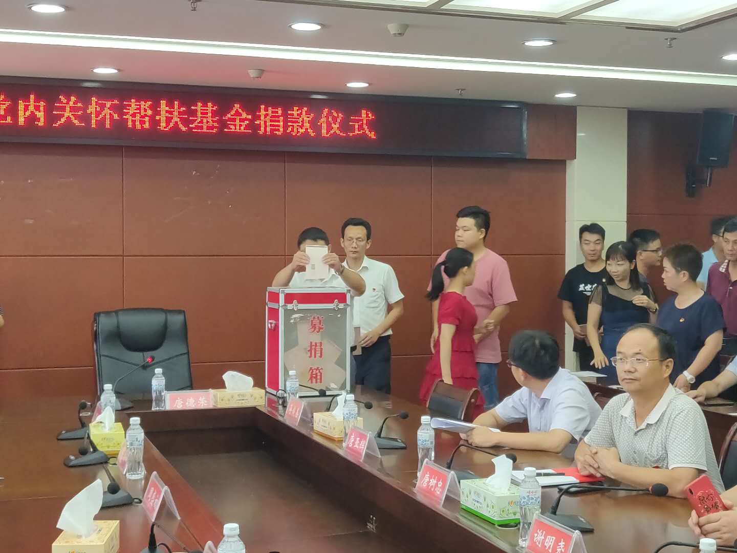 县政府办开展“寻初心、守初心、践初心”支部主题党日活动