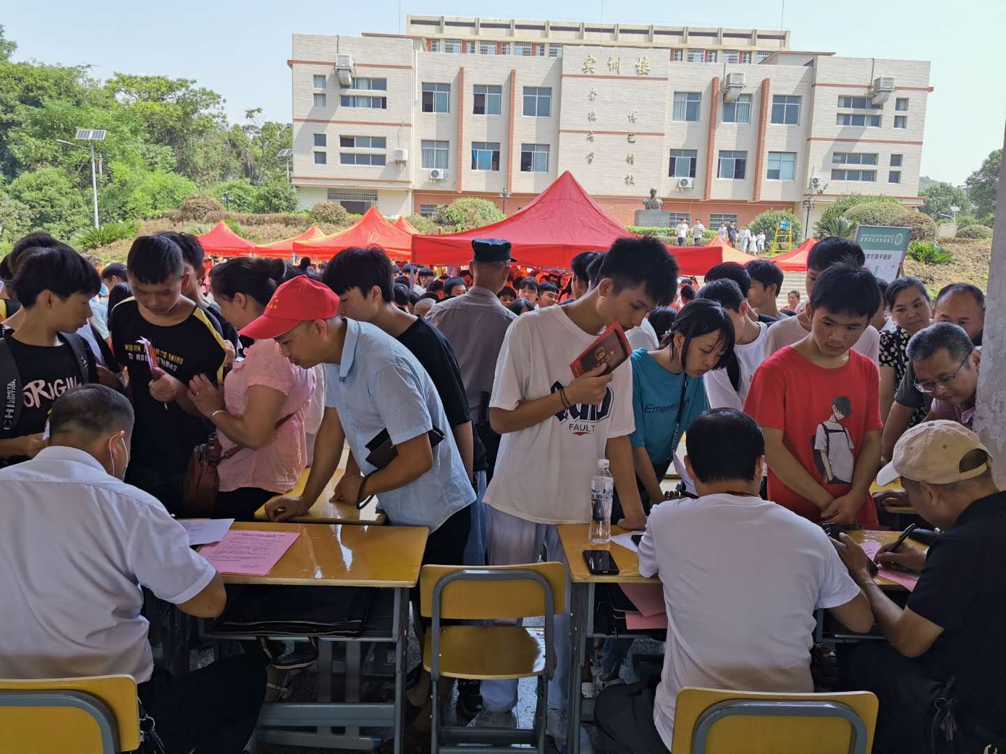 江永职中：骄阳似火热情不减 新生报名现场火爆