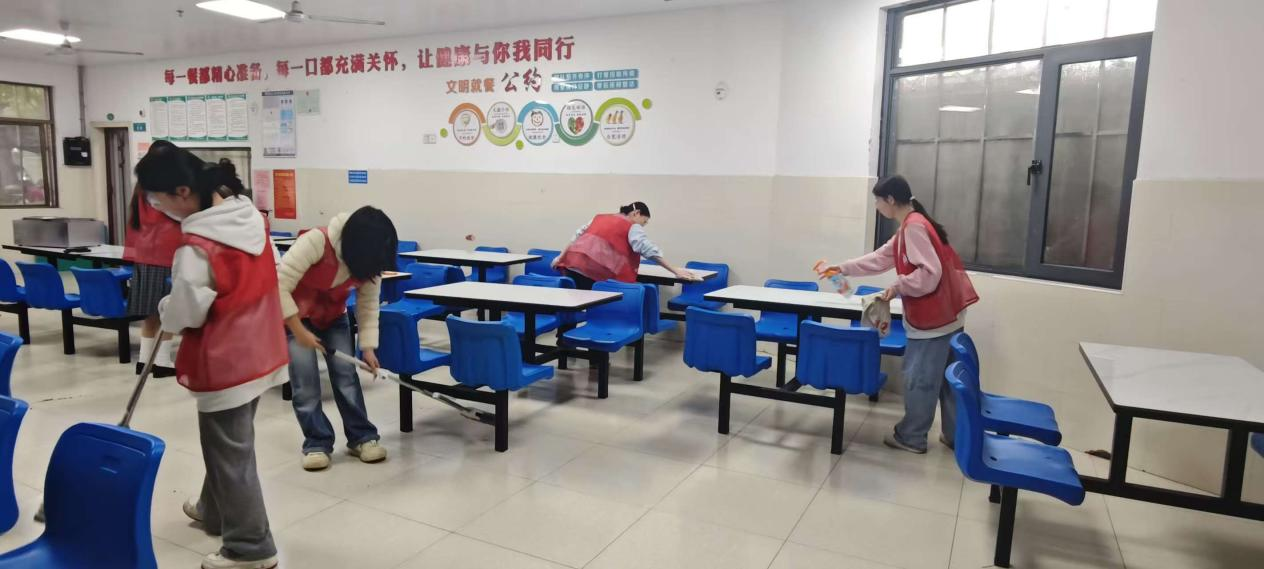 守護老人 “舌尖安全” 高校志愿者走進養(yǎng)老中心開展食堂專項大掃除活動