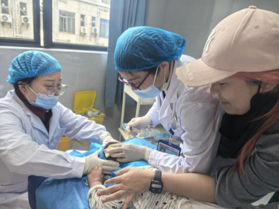 實(shí)施“開(kāi)局八好” 岳塘進(jìn)行時(shí)丨書(shū)院路街道社區(qū)衛(wèi)生服務(wù)中心快速處置孩童外傷暖人心