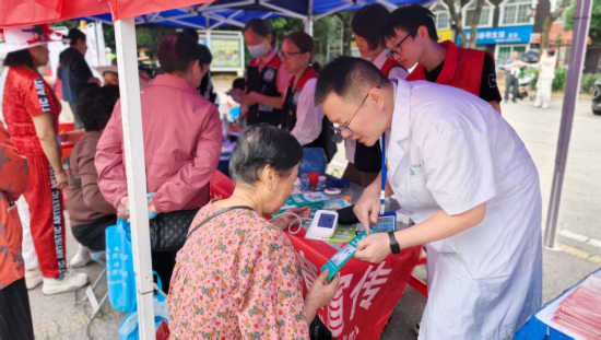 书院路街道社区卫生服务中心开展家庭医生签约暨预防野生蘑菇中毒宣传活动