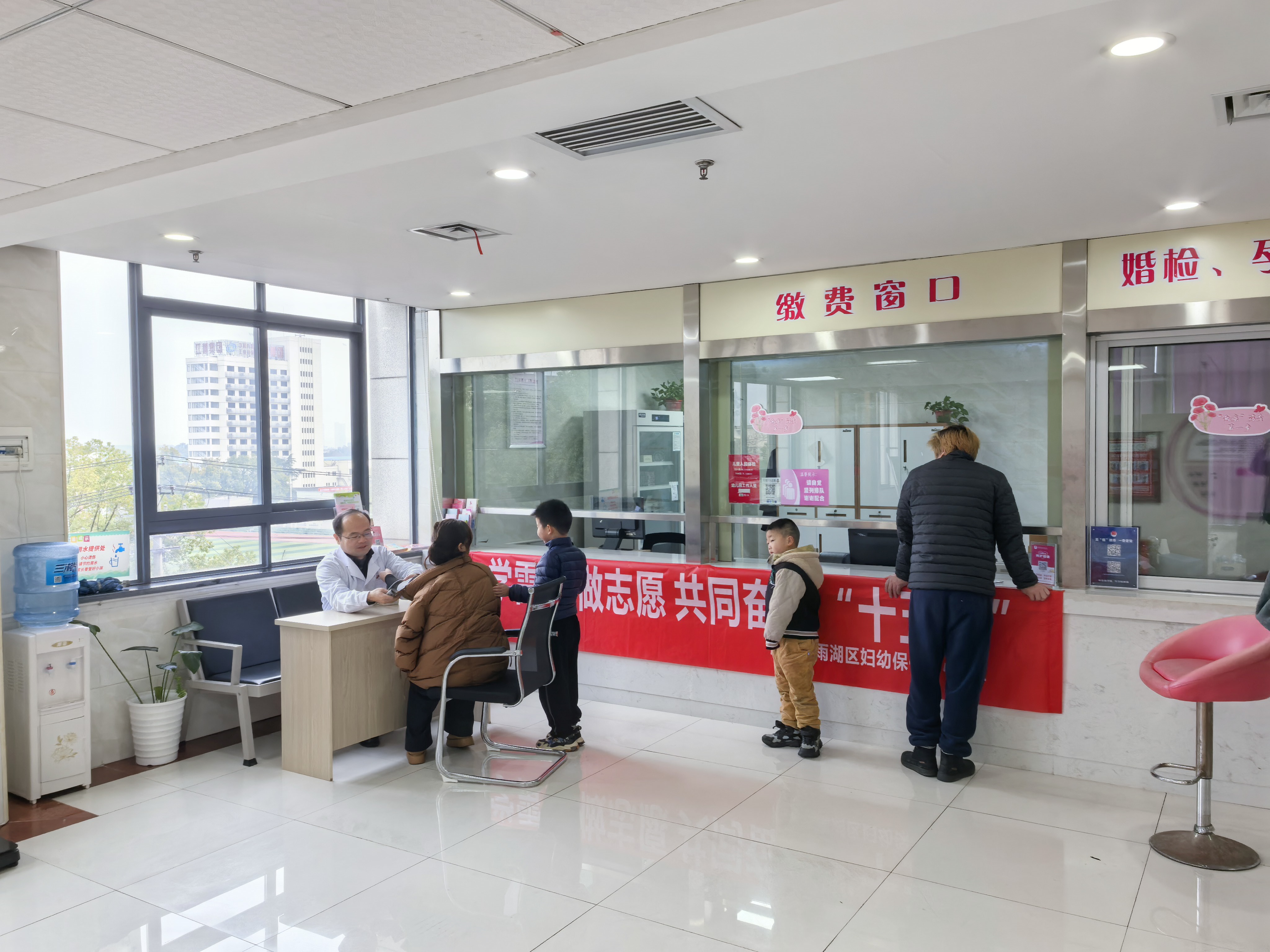 雨湖区妇幼保健中心开展“学雷锋”义诊活动