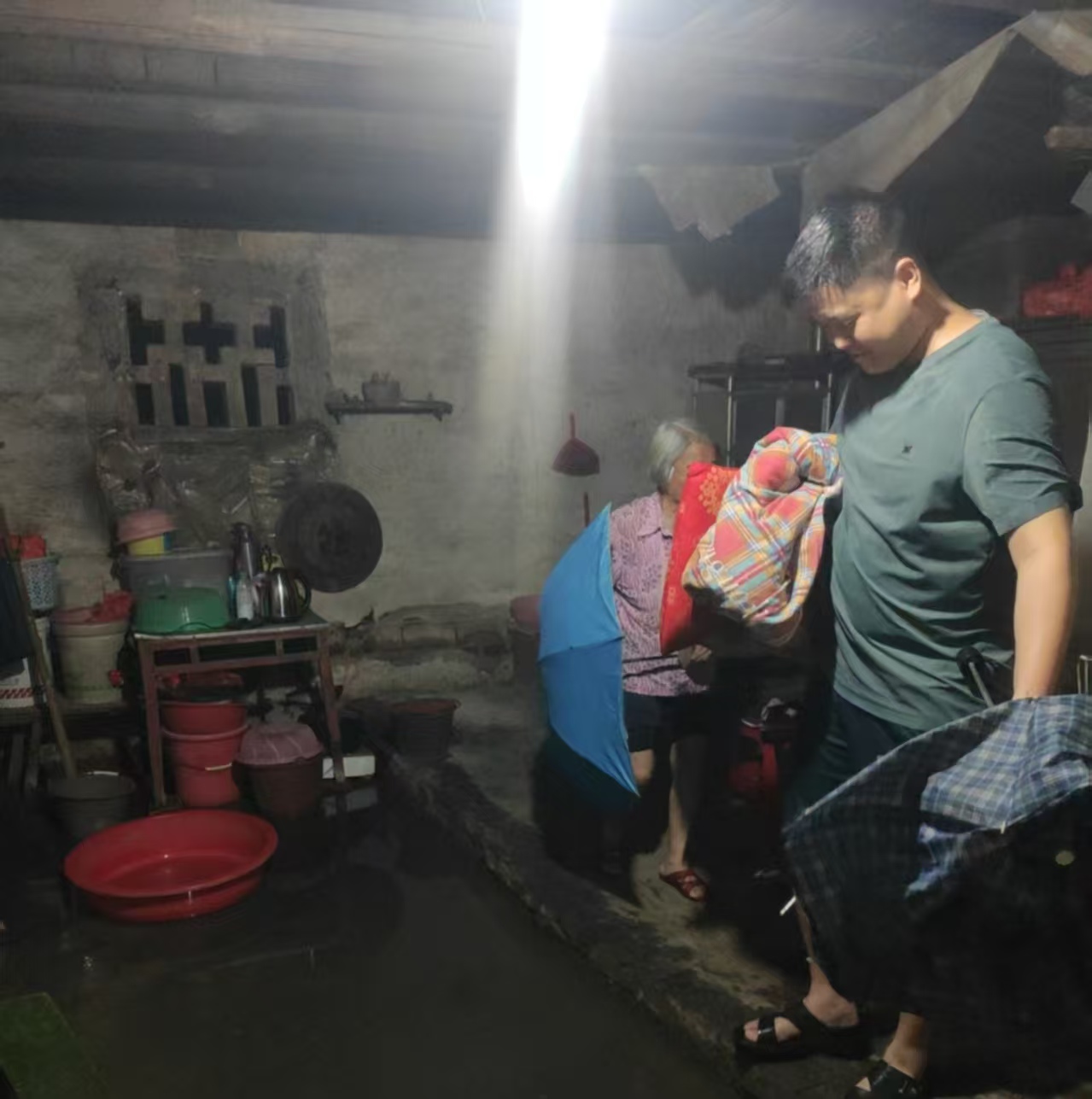 祠堂圩镇：雨夜紧急转移 筑牢防汛安全屏障