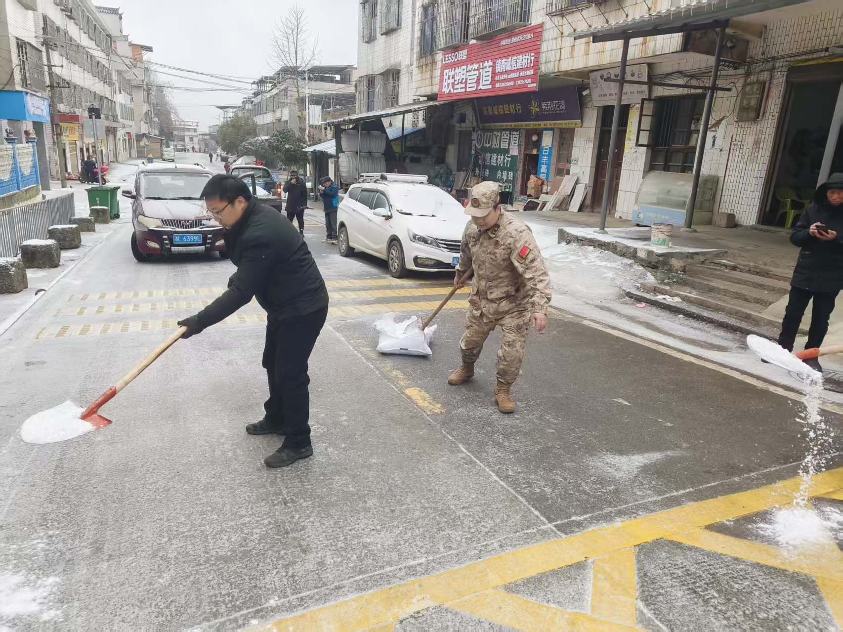 图集 ｜镇南乡：“铲雪 除冰”护航群众平安出行
