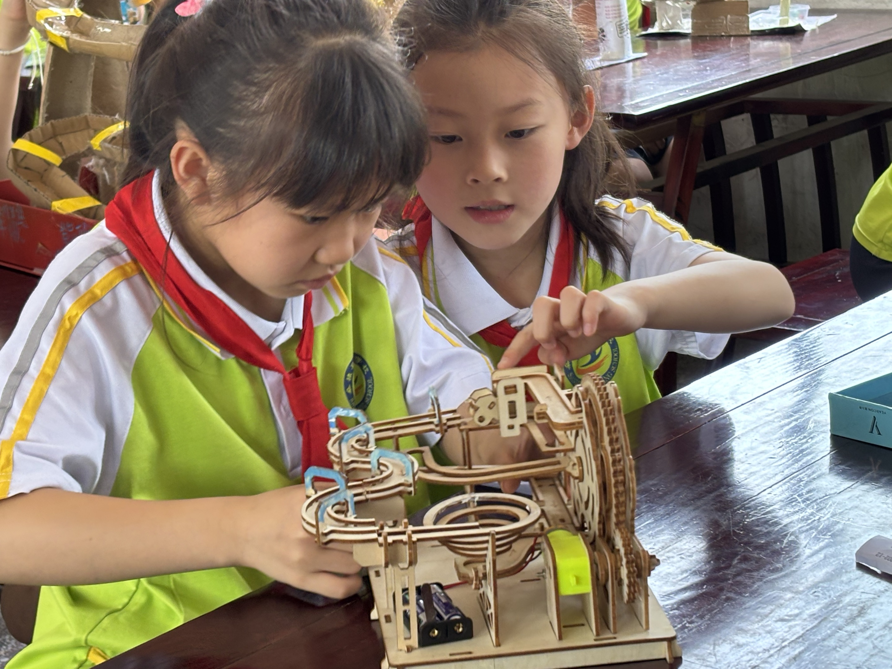 萃英学校“过山车”竞赛：创意轨道上的科学之旅