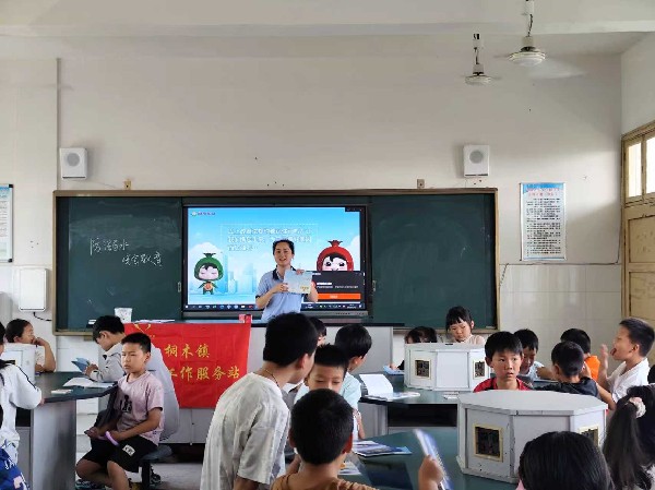 中方县桐木镇：安全宣讲进校园 筑牢校园安全防护墙
