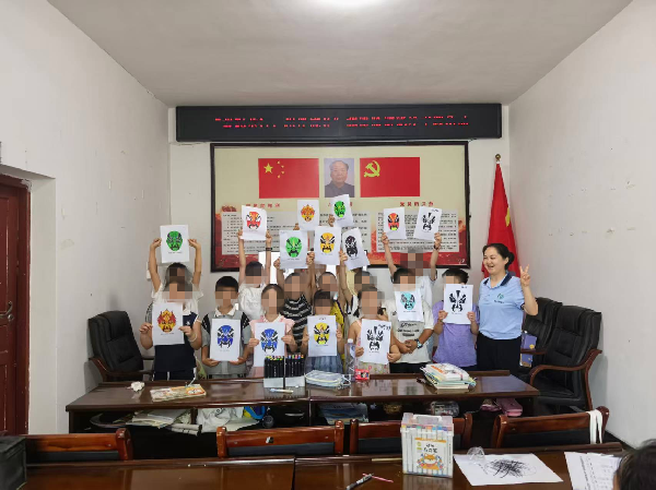 中方县桐木镇民政社工站：益起童行绘脸谱 非遗美育润童心