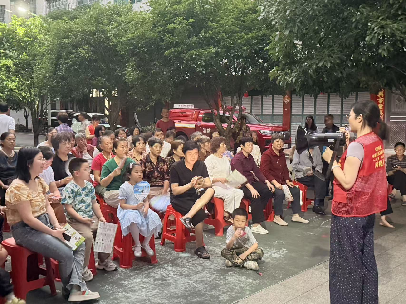 长虹街道新兴路社区：消防夜话进网格 平安守护暖人心 ——深入开展消防安全、防溺水及禁毒主题宣传活动