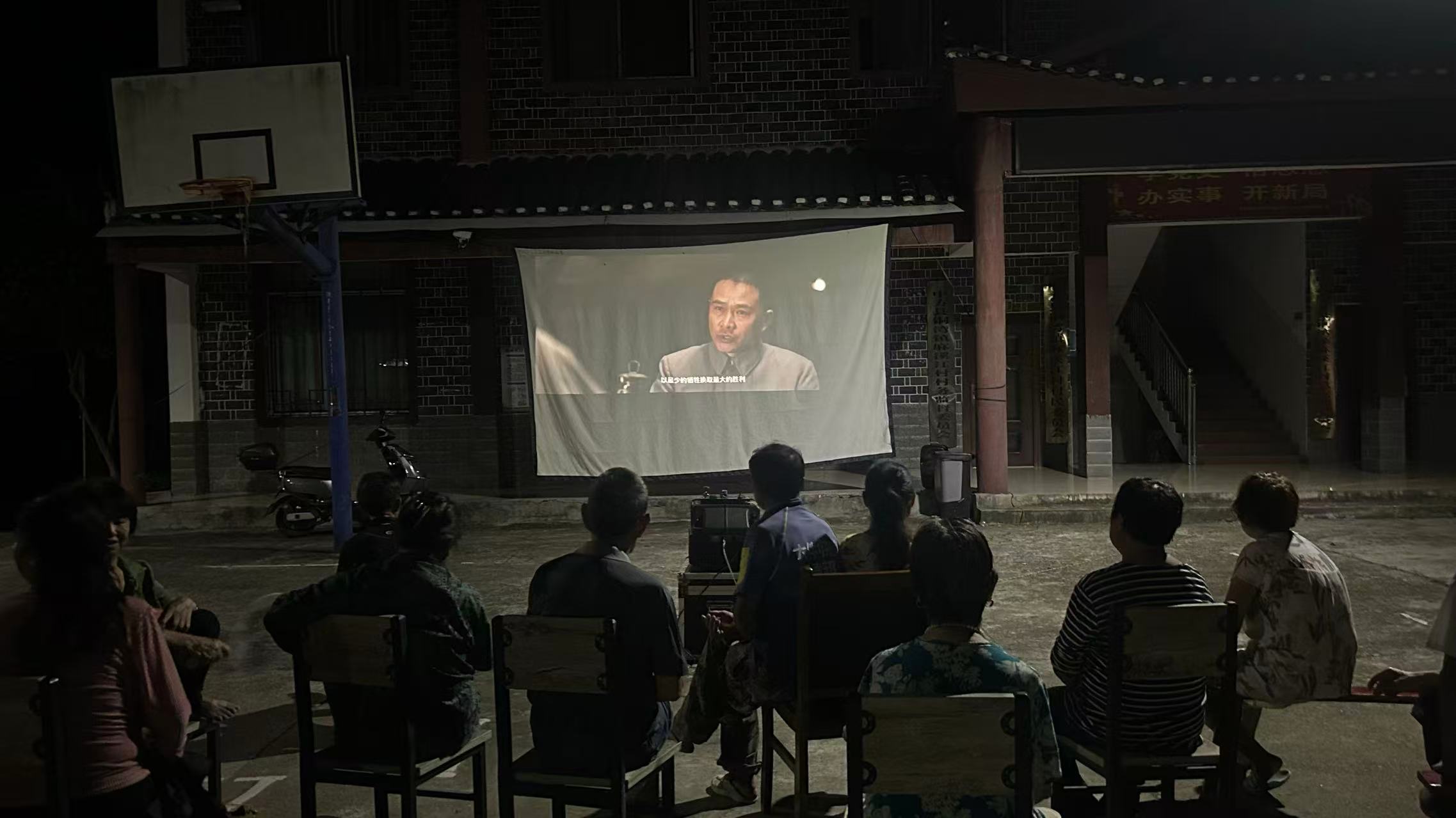 中方县铜湾镇：党群服务中心润民心 光影下乡焕乡村夜韵