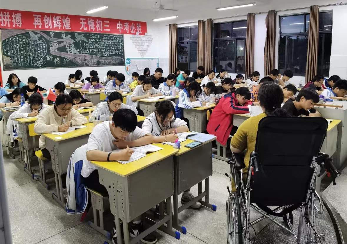 大爱无言，她以“红烛”之心点亮孩子的梦