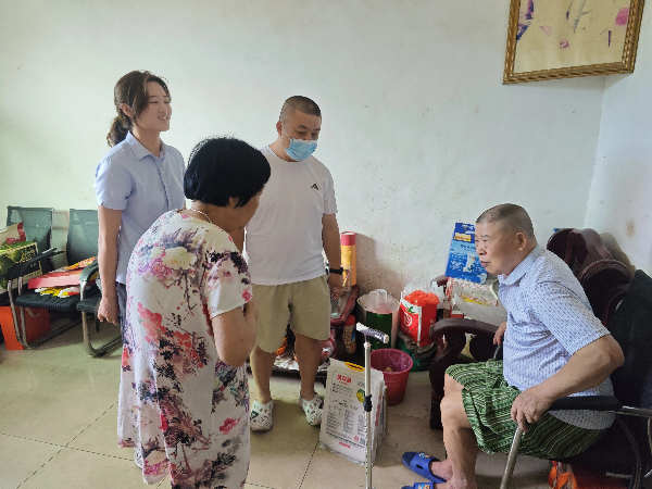 顺江村开展八一建军节走访慰问活动