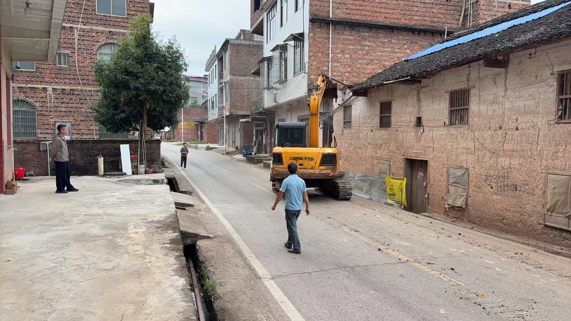 毛俊镇：挖机进场除危房 筑牢道路安全线
