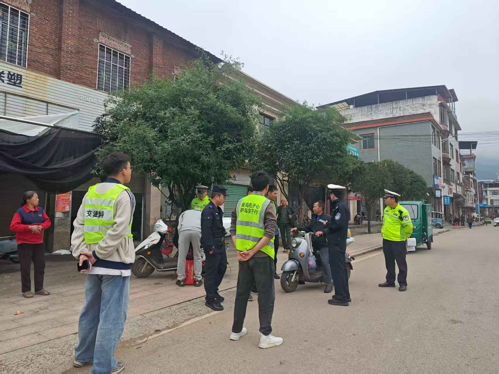 毛俊镇联合执法严查未佩戴安全头盔行为