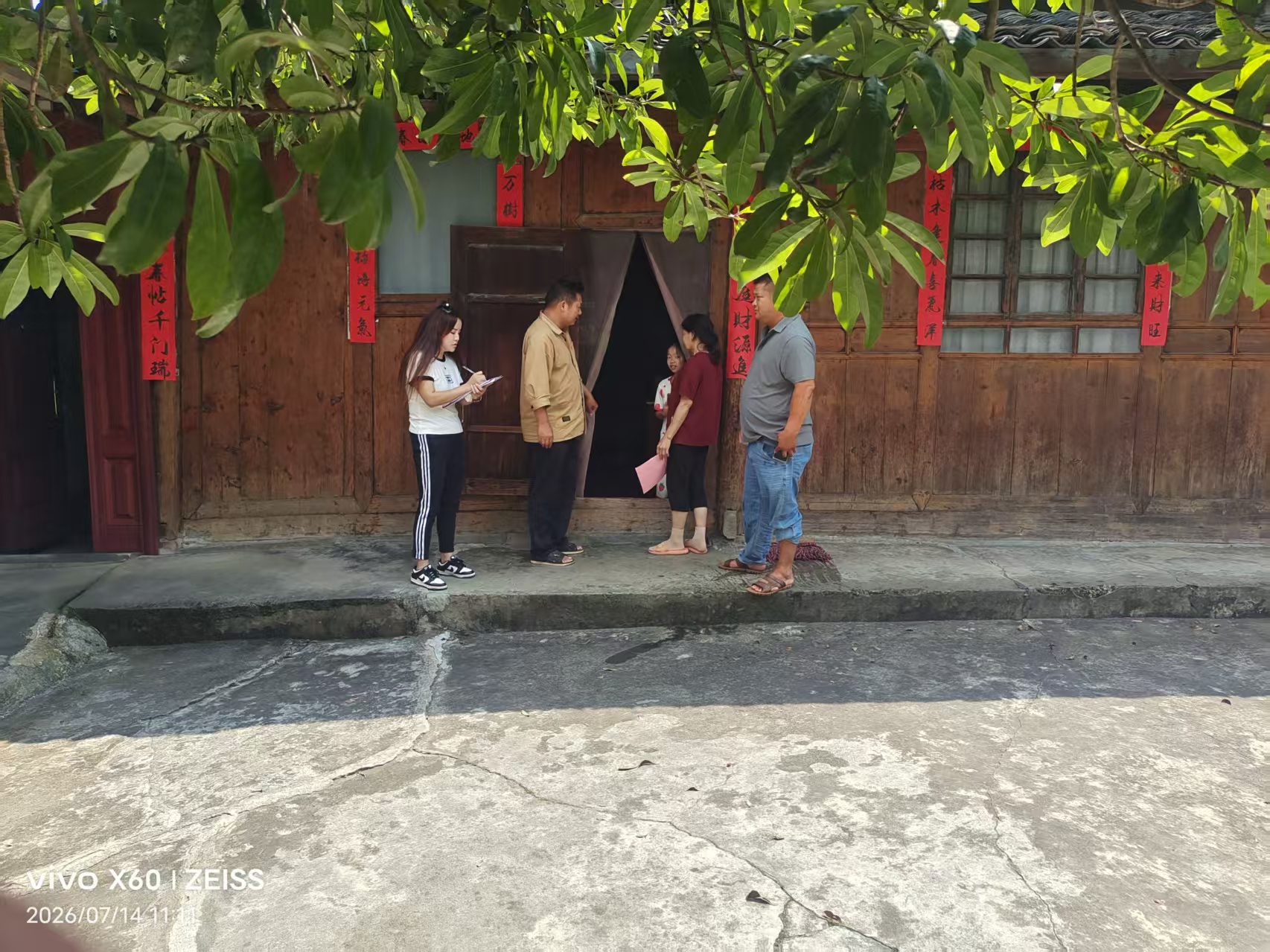 坳上镇：开展安全隐患排查“敲门行动”及防溺水宣传 守护群众安全