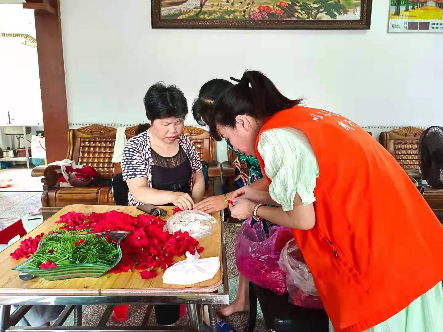 我为群众办实事丨残疾人居家忙做手工活