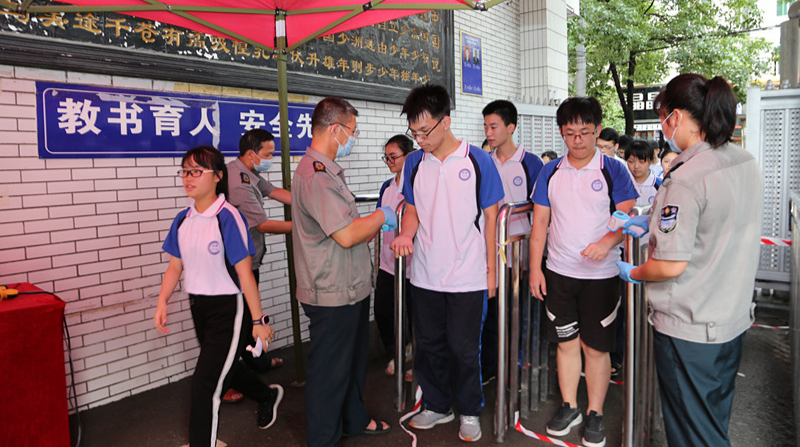 邵东一中举行高考考生进入考点防疫演练