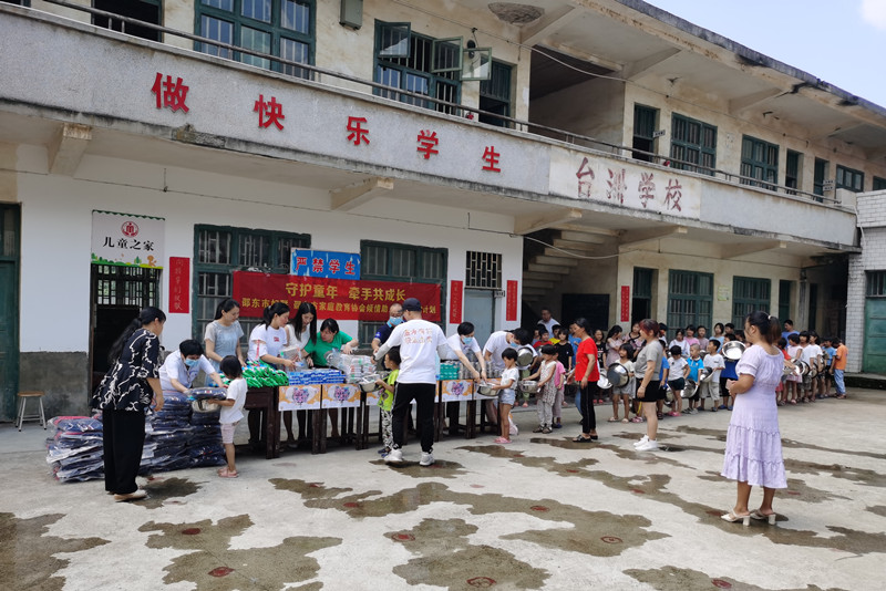 芒果V基金“快乐脸盆计划”走进堡面前乡台洲小学