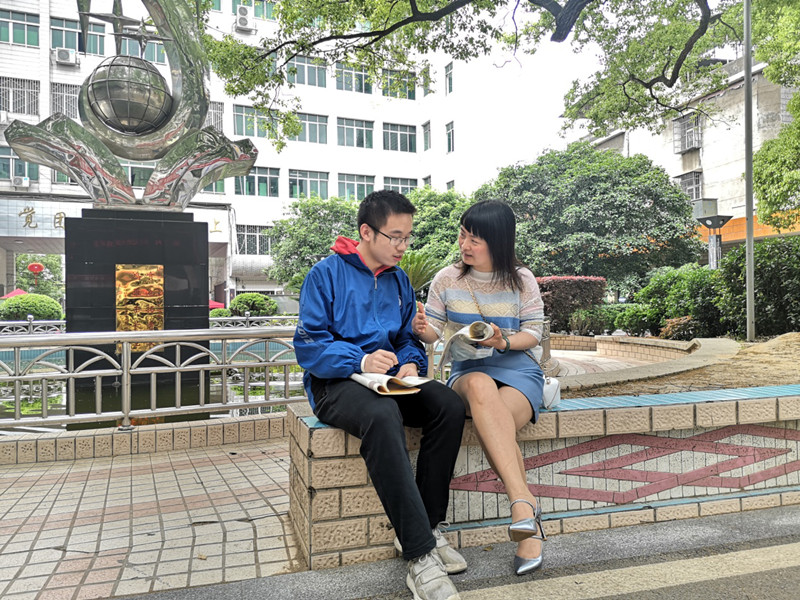 这位平凡的老师，活成别人眼中的“传奇”   ——记邵东一中高中语文名师工作室首席名师禹优香