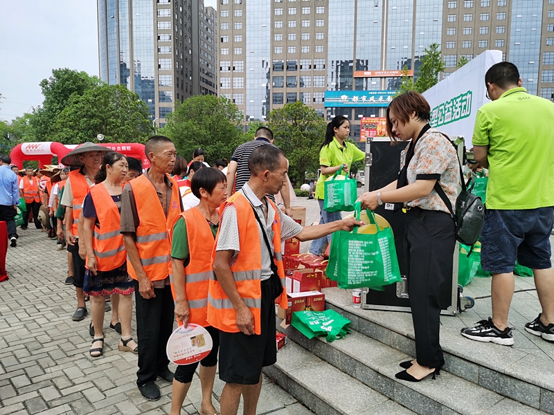 邵东：环卫工人获赠“清凉大礼包”
