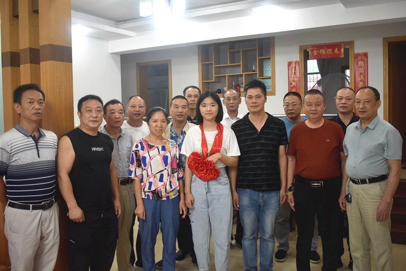 邵东市场服务中心党员看望邵阳市理科状元金阳洋