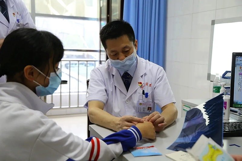 湘雅骨科专家来邵东市义诊 近距离送健康