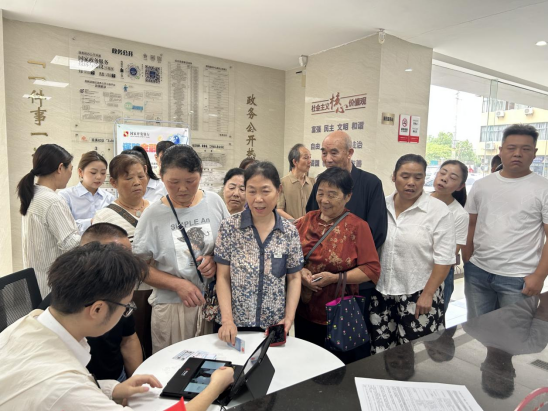 长庚街道：便民服务进社区 社保卡换卡暖民心