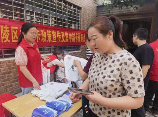 南坪街道：社保卡便民服务进小区