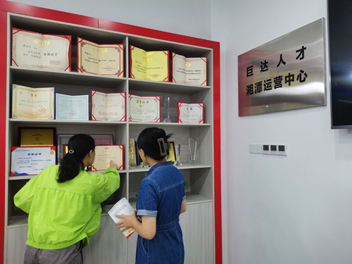 【优化营商环境】宝丰街社区：走访涉侨企业巨达人力， 共绘扁平化治理新蓝图