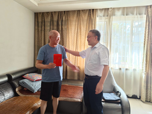 富民城社区：心系八一送温暖，慰问老兵传真情
