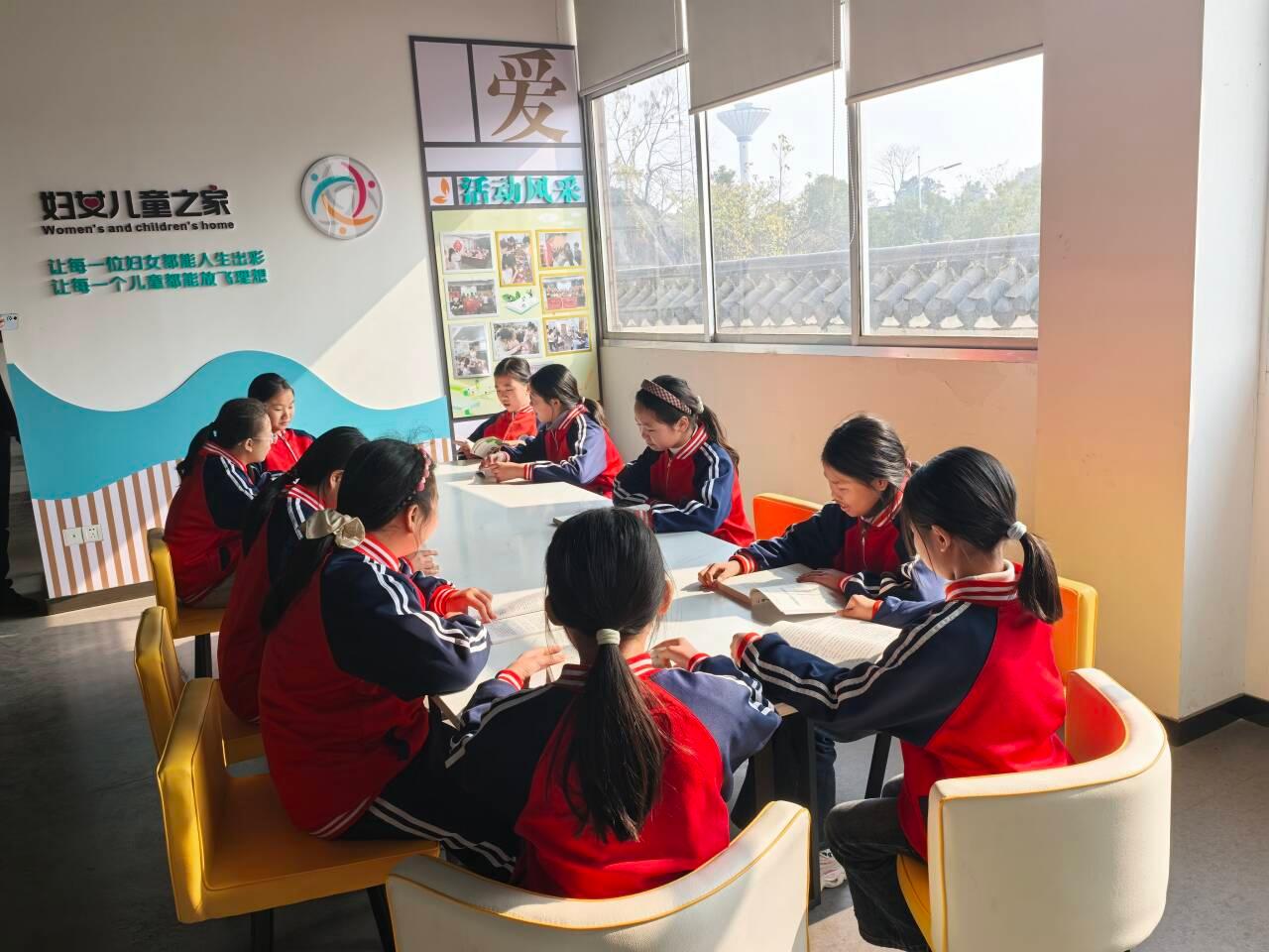 诗词润童心 红色永传承 —— 卫星村农家书屋开展毛泽东诗词鉴赏活动