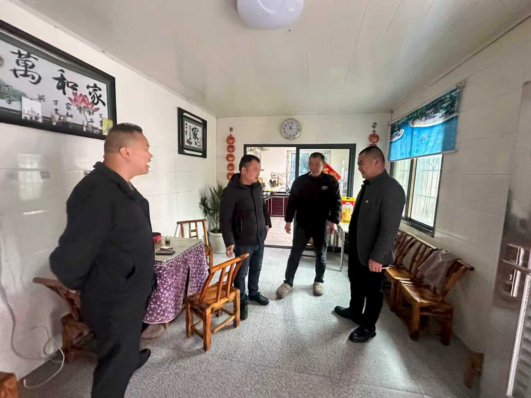 传递温暖 你我同行——长城乡政协委员走访慰问卫星村脱贫户