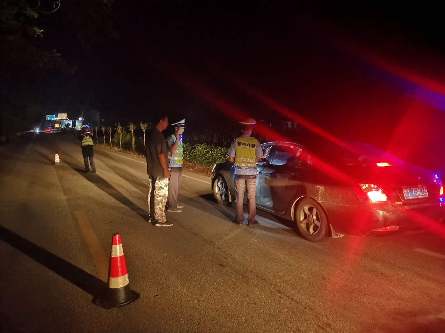 荷叶镇:  零时上路查交通违法