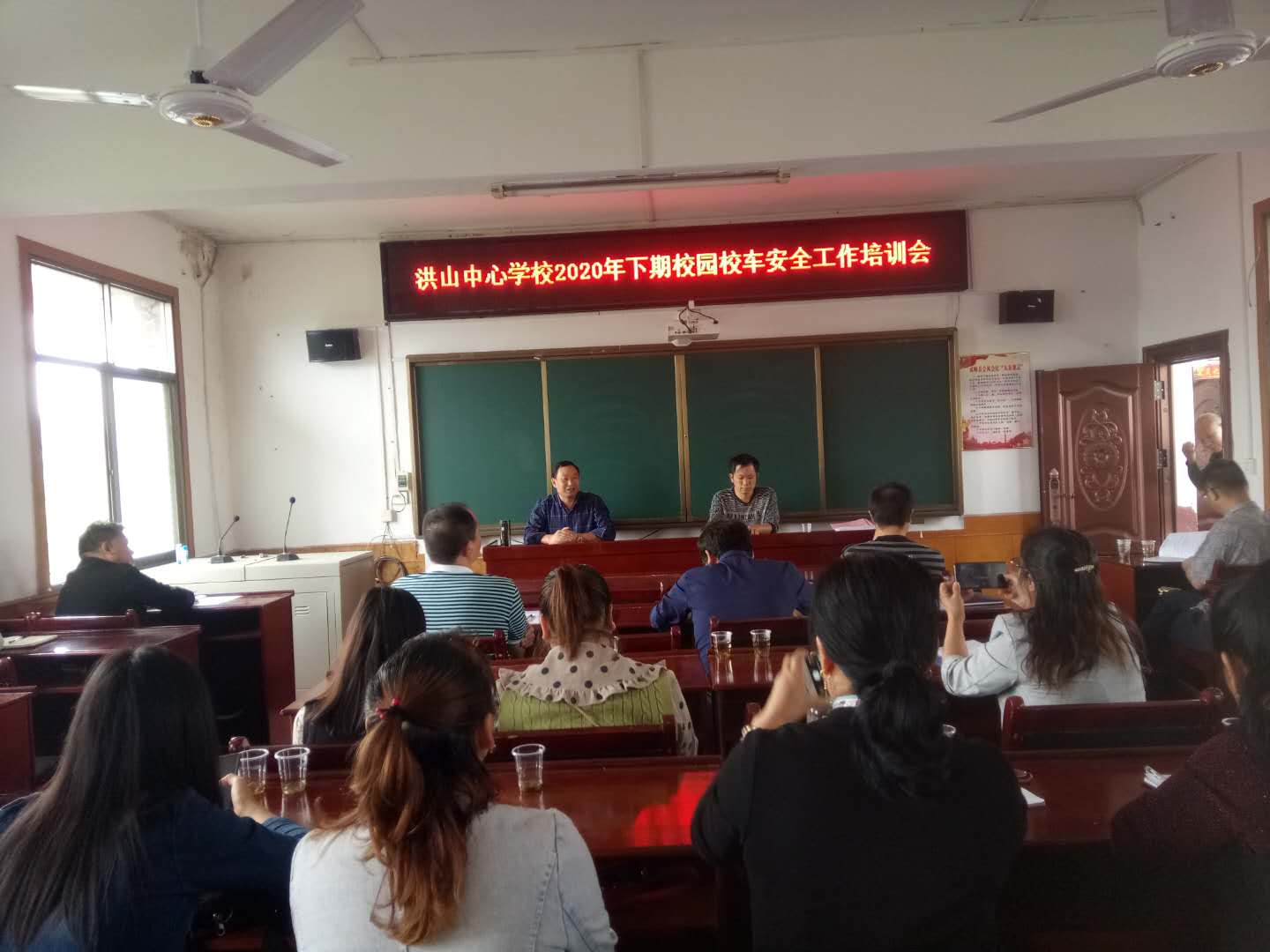 洪山殿镇中心学校绷紧校园校车安全弦