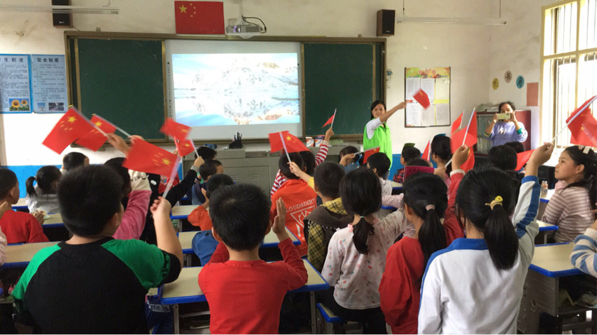 杏子铺镇合塘学校：唱红歌 迎国庆