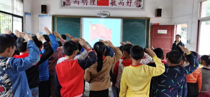锁石镇坪壤小学举行“迎国庆”演讲活动