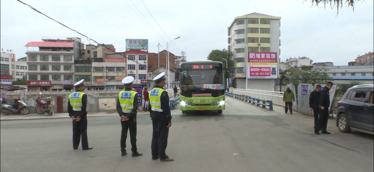 双峰公安交警确保“双节”道路交通安全畅通