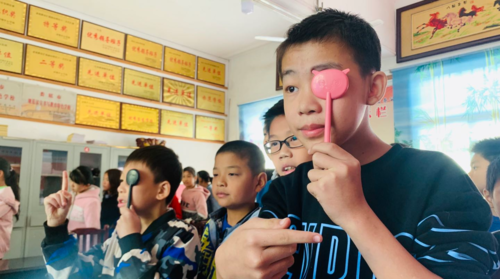 双峰县爱尔眼科医院到沙塘中心小学开展“守护学生眼健康计划”的活动
