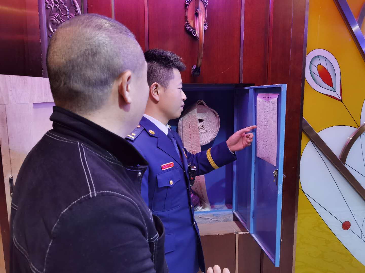 双峰消防救援大队深入辖区娱乐场所开展冬季消防安全检查