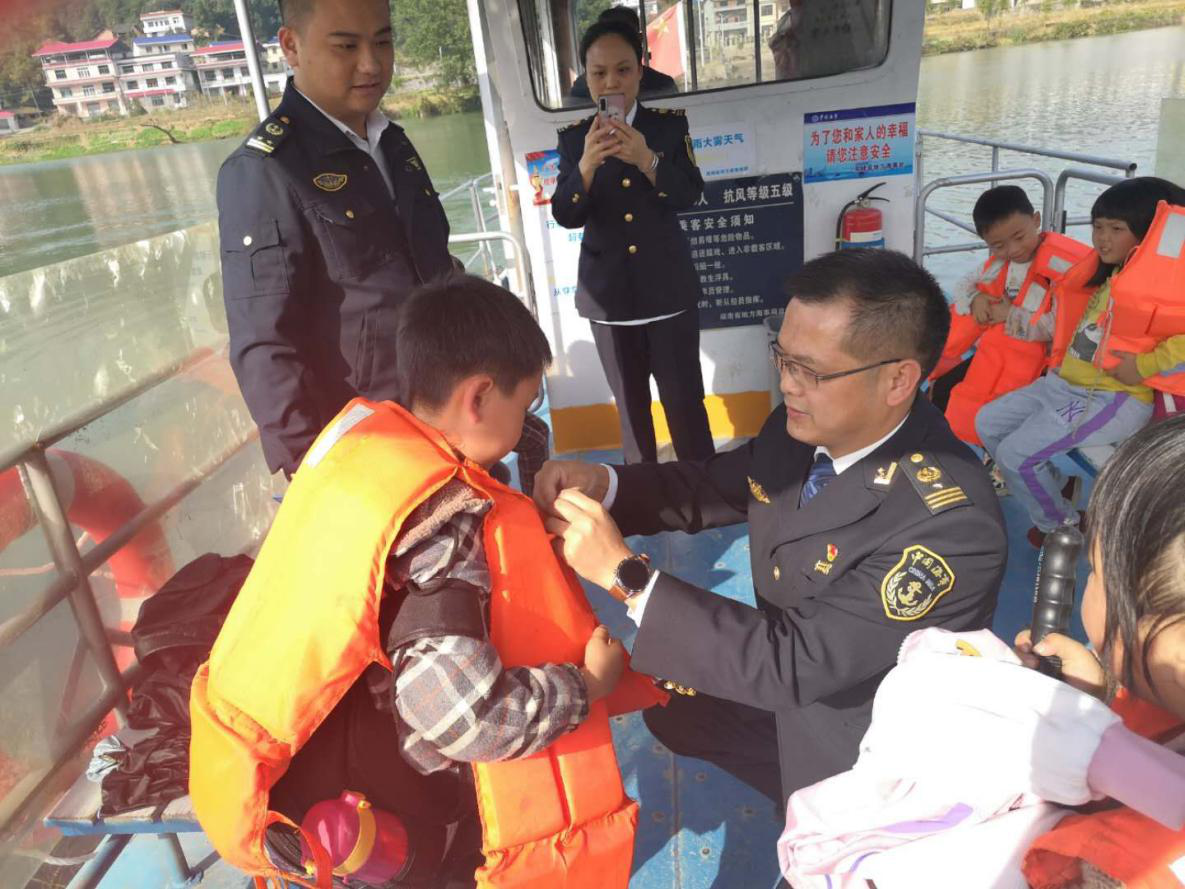 双峰县地方海事处：水上交通安全知识进渡口