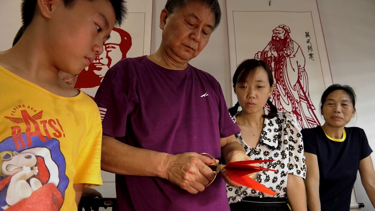 尹湘峰：让剪纸技艺焕发出新的“味道”