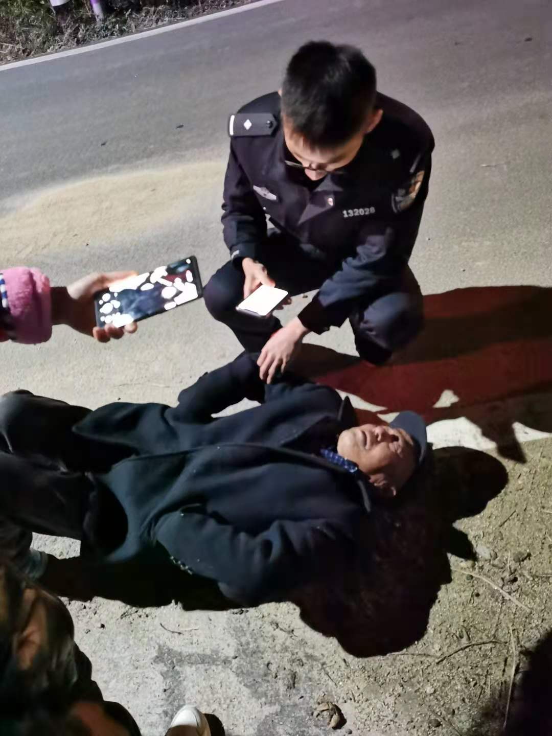 冬夜救助酒醉老人 传递暖心正能量