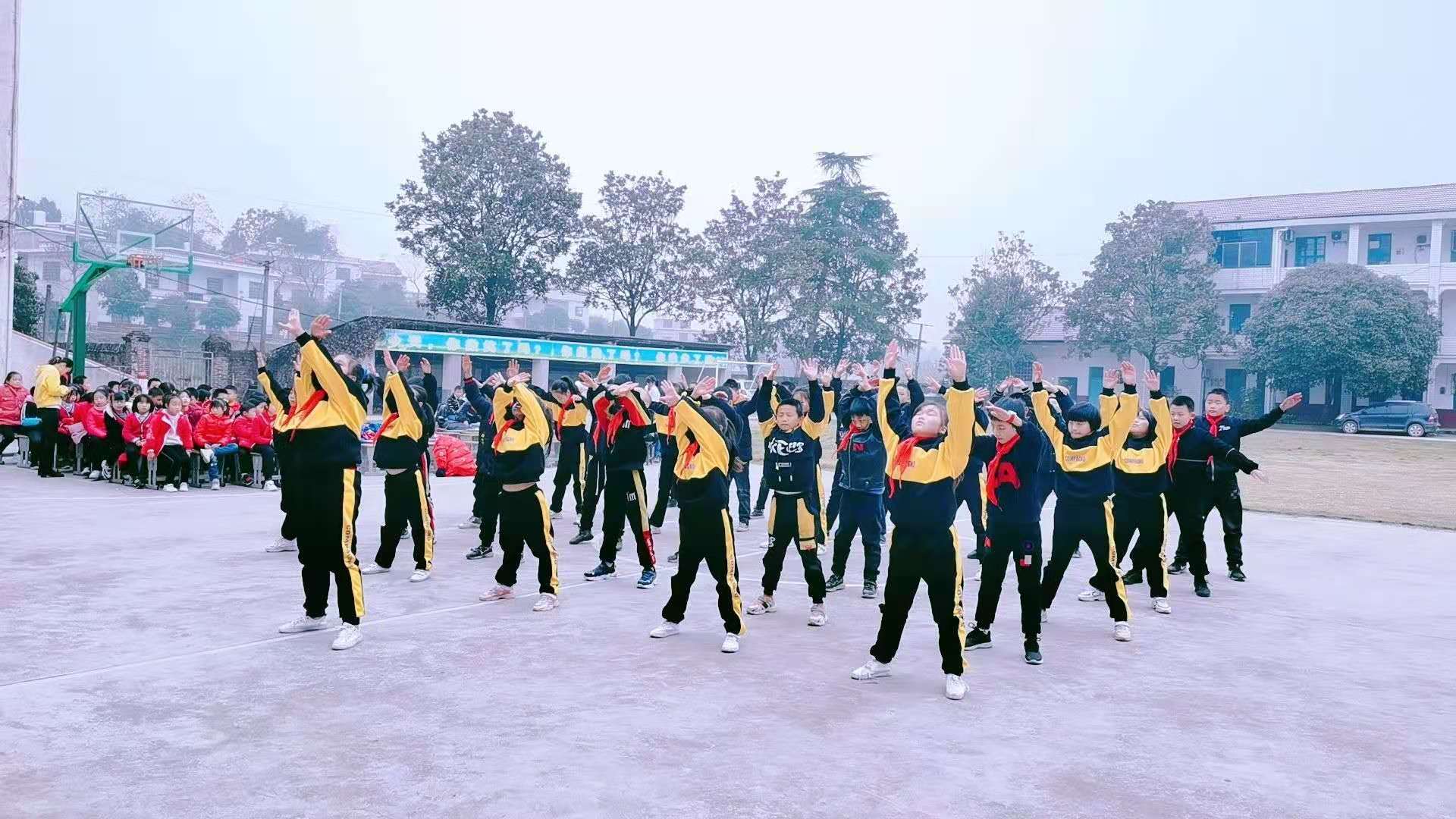 洪山殿镇中心小学课间活动大评比