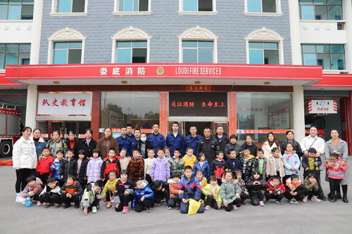 双峰县金色卡通幼儿园走进消防站开启消防奇妙之旅