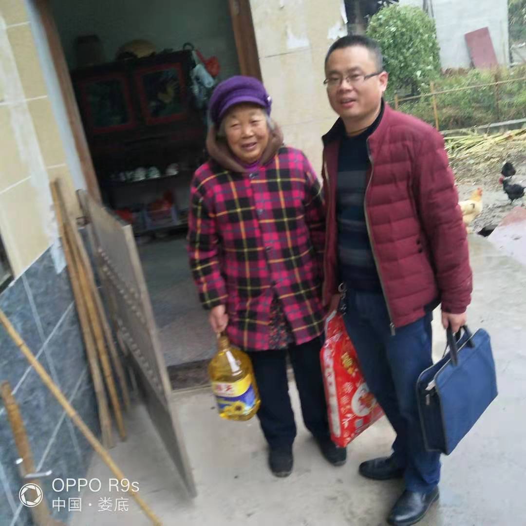 帮扶干部送温暖  扶贫帮困暖人心