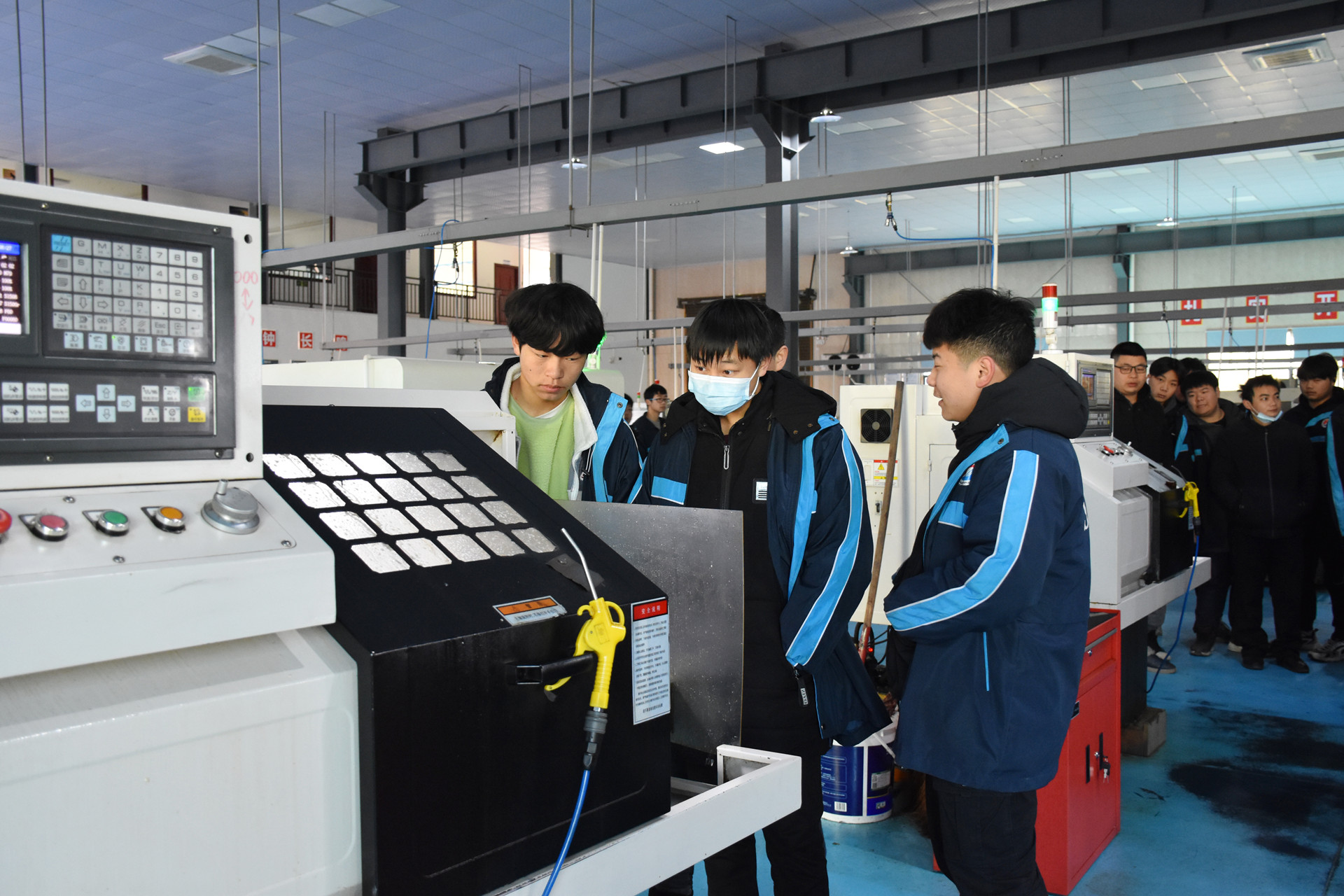 县职业中专组织学生前往企业见习