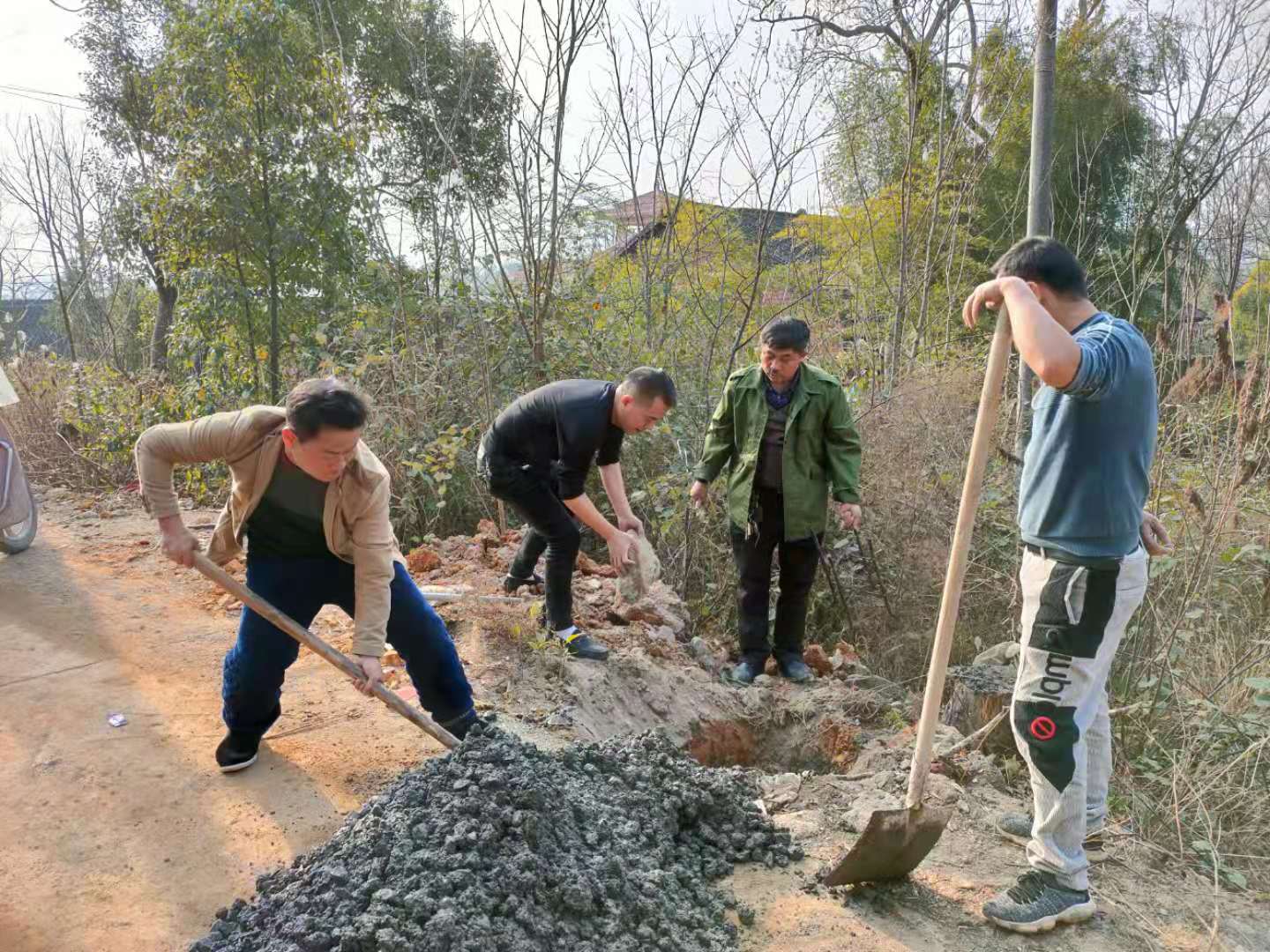 三塘铺镇三东村返乡村民捐资架起21盏太阳能路灯