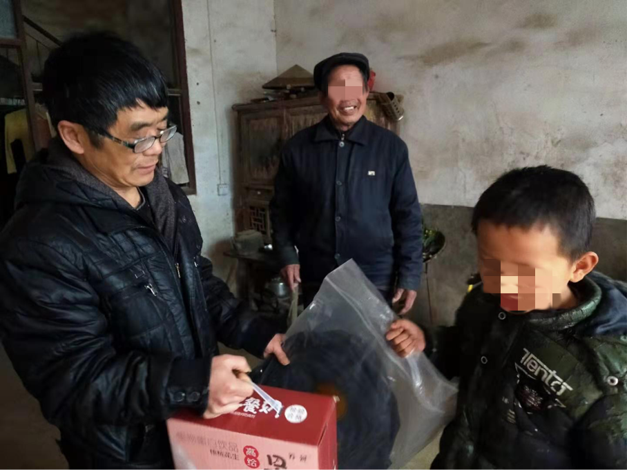 送温暖：杏子合塘学校