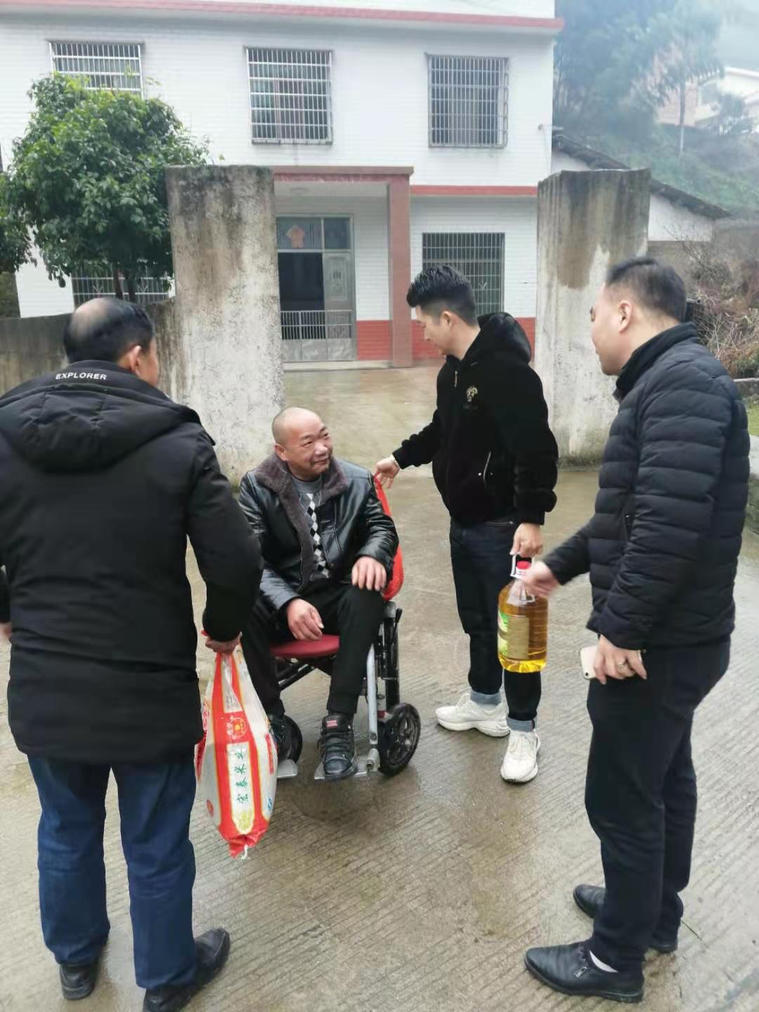 送温暖：沙塘籍爱心人士慰问特困老人