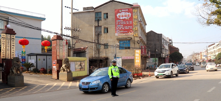 双峰公安交警加强疏导保畅 确保春运期间道路安全畅通